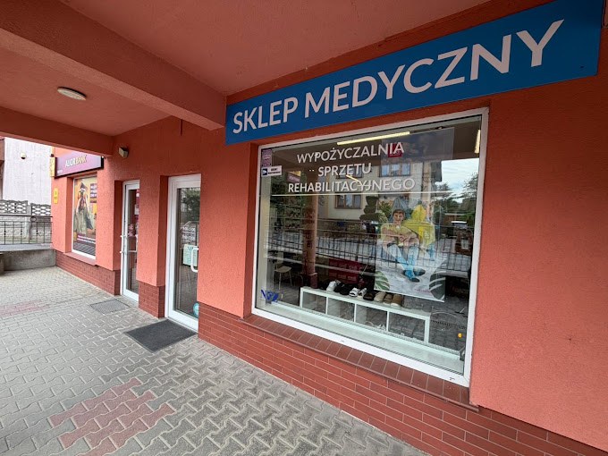 Wejście do sklepu medycznego NowaMed przy ul. Farbiarskiej 28 w Mosinie